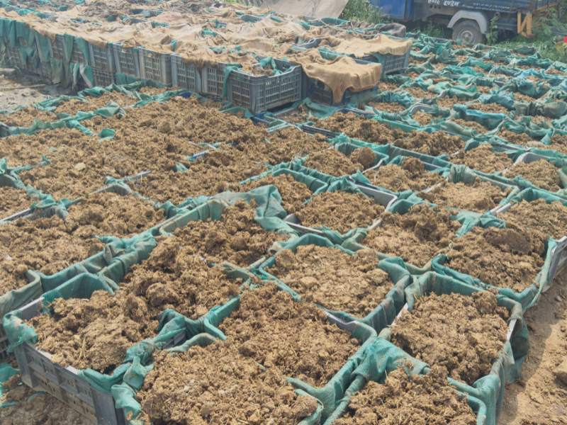 Maintaining moisture for optimal composting